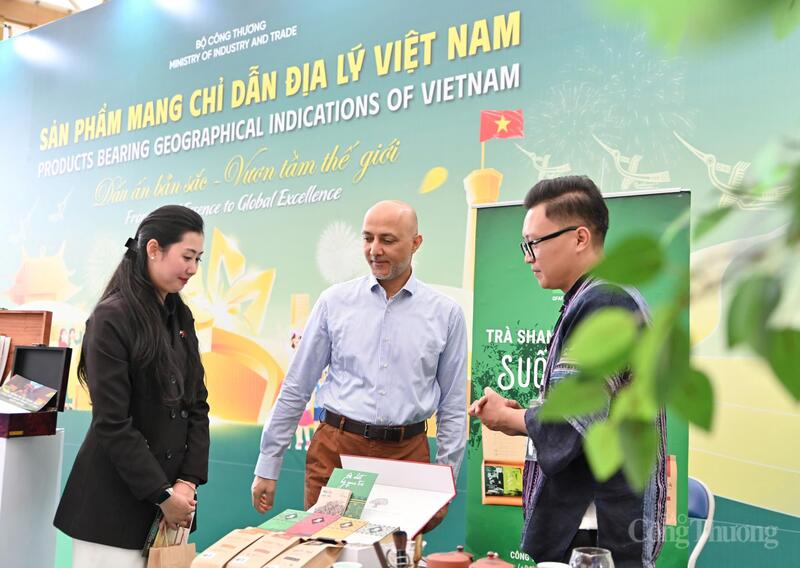 Đại sứ Bader Almatrooshi - Đại sứ Các Tiểu vương quốc Ả-rập Thống nhất (UAE) ấn tượng với các sản phẩm mang chỉ dẫn địa lý Việt Nam trưng bày tại Hội chợ Mùa Thu lần thứ nhất - 2025.