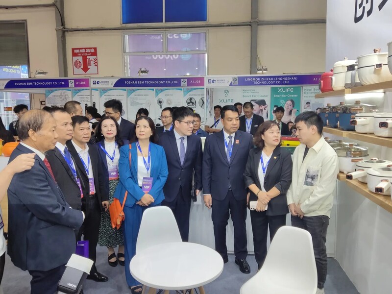 Các đại biểu tham quan gian hàng tại IEAE. Ảnh: KK