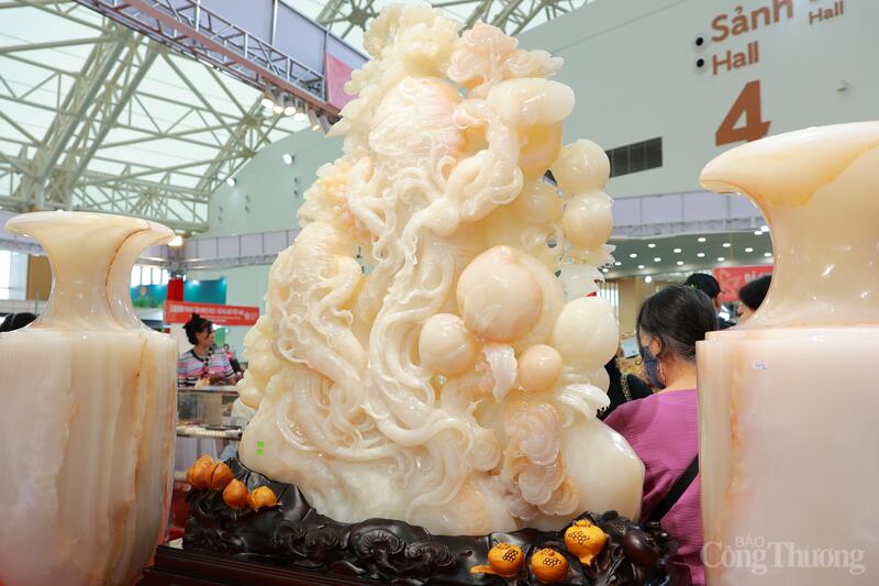 Tác phẩm điêu khắc bằng ngọc trưng bày tại gian hàng của Hội Đá quý Việt Nam trong khuôn khổ Hội chợ Mùa Thu 2025