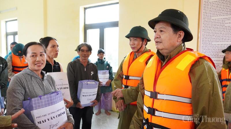 Phó Thủ tướng  Chính phủ Mai Văn Chính thăm, tặng quà và động viên nhân dân vùng lũ.