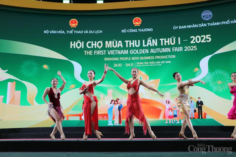 Mở màn chương trình nghệ thuật tại Hội chợ Mùa Thu lần thứ nhất - 2025 là tiết mục "Người Hà Nội" do các nghệ sĩ từ Nhà hát Tuổi trẻ thể hiện.