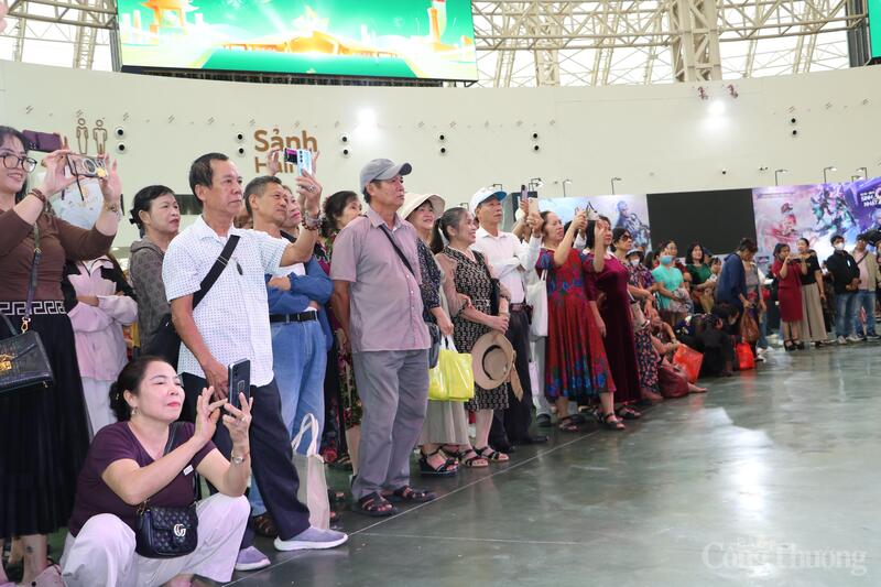 Đông đảo khán giả theo dõi chương trình biểu diễn nghệ thuật.