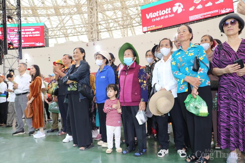 Không chỉ có các khán giả lớn tuổi, các em nhỏ cũng được người nhà đưa đi theo xem biểu diễn nghệ thuật.