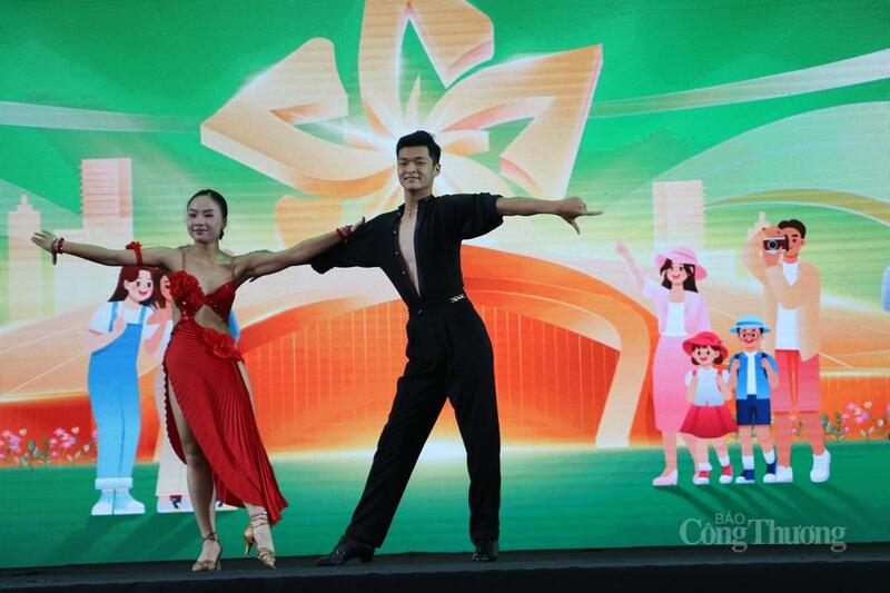 Nhiều động tác đẹp đã được các nghệ sĩ trình diễn.