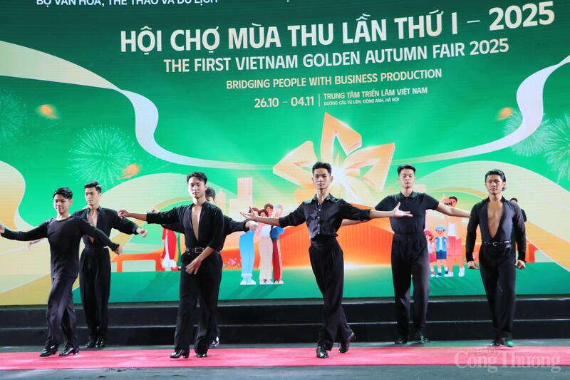 Các nam diễn viên cùng xuất hiện và biểu diễn trong tiết mục "Người Hà Nội".