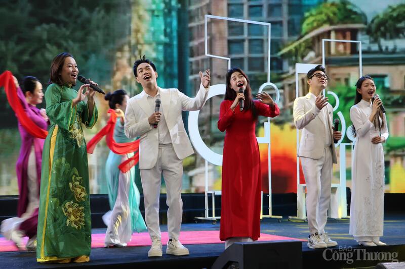 Các nghệ sĩ biểu diễn tiết mục mashup "Nồng nàn Hà Nội" và " Hồ Gươm sáng sớm".