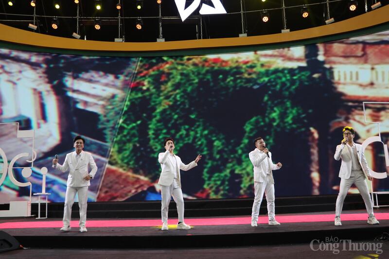 Hài kịch mang tiếng cười rộn ràng tại Hội chợ Mùa Thu 2025 - 4