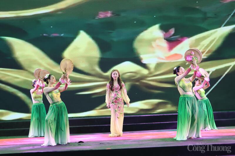 Tiết mục hát kết hợp vũ đạo "Sen" gây ấn tượng mạnh tại chương trình.