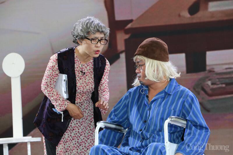 Điểm nhấn của chương trình là tiết mục hài kịch do Nhà hát Tuổi trẻ Việt Nam dàn dựng, biểu diễn.