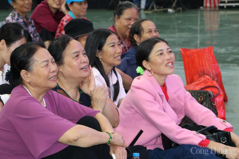 Các tiết mục đã mang lại nụ cười cho hàng trăm khán giả có mặt theo dõi chương trình.