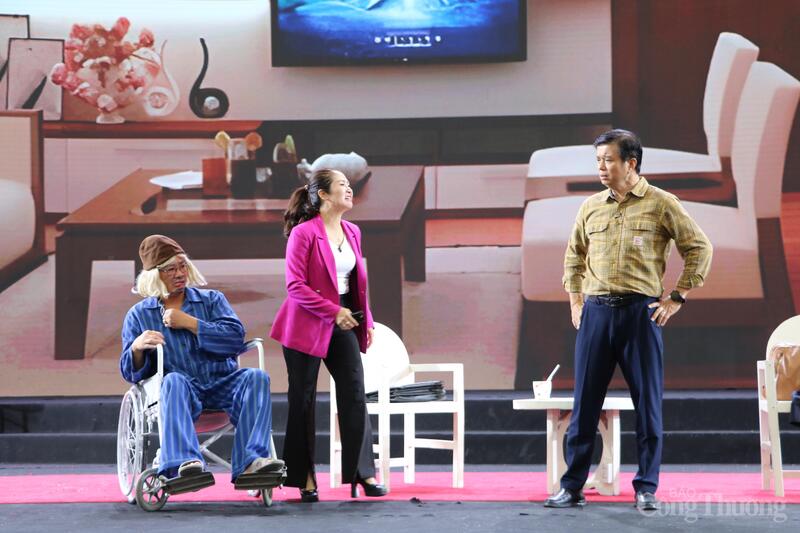 Diễn xuất chuyên nghiệp của các nghệ sĩ đã làm nổi bật chủ đề của vở diễn, nói về cuộc sống gia đình, vợ chồng và những tình huống "dở khóc dở cười" phát sinh trong hôn nhân.