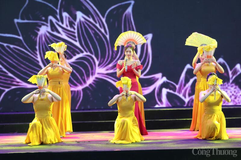 Nữ nghệ sĩ trình bày tiết mục "Gấm" tại Hội chợ Mùa Thu lần thứ nhất - 2025.