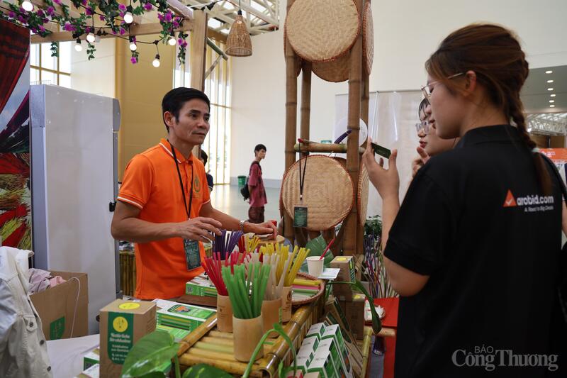 Ông Lê Văn Tám mong muốn lan toả sản phẩm xanh ra thị trường một cách mạnh mẽ hơn. Ảnh: Hoa Quỳnh