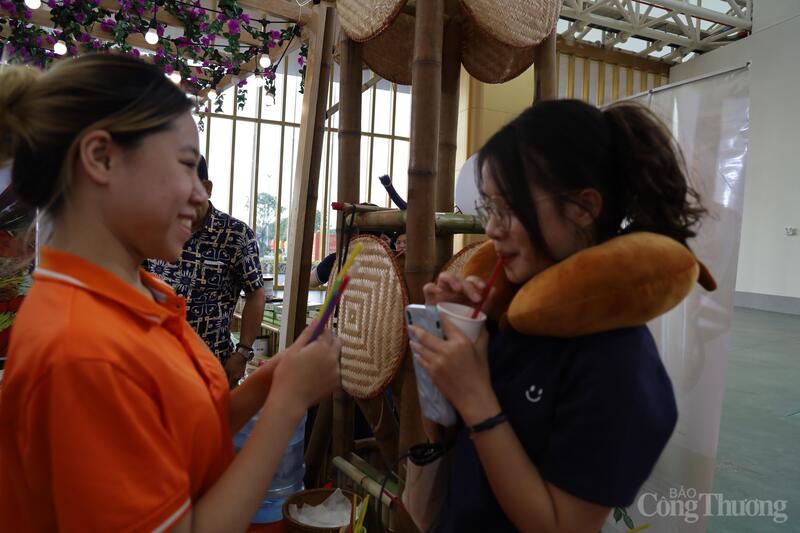 Khách hàng trải nghiệm ống hút rau củ Ecos. Ảnh: Hoa Quỳnh