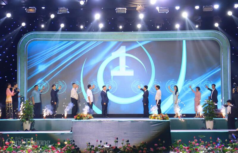 Các đại biểu thực hiện nghi thức khai mạc sự kiện. Ảnh: Thanh Tuấn