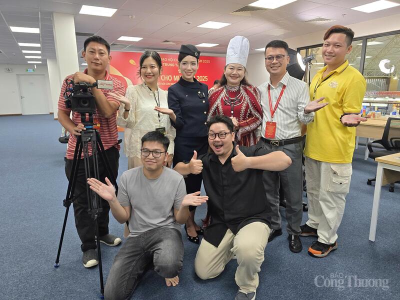 TikToker Ngọc Bambo và một số nhãn hàng chụp hình lưu niệm với ekip nội dung số của Báo Công Thương