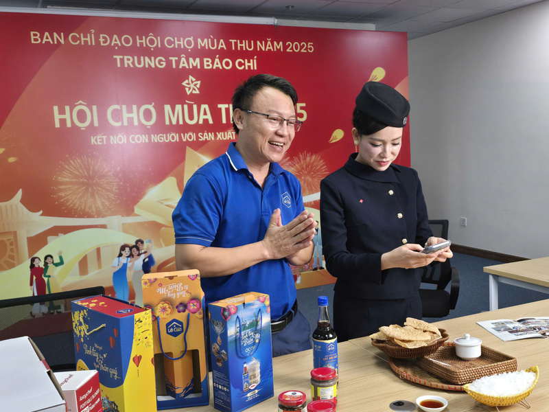 Ông Lê Anh cùng TikToker Ngọc Bambo tại phiên livestream giới thiệu sản phẩm. Ảnh: Thu Hường