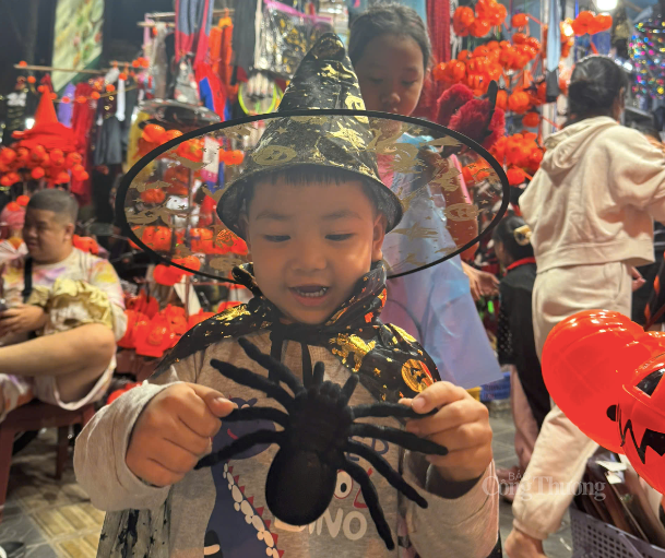 Bé Min (con chị Hiền) sau khi được ba mẹ mua đồ Halloween tại phố Tô Hiệu.