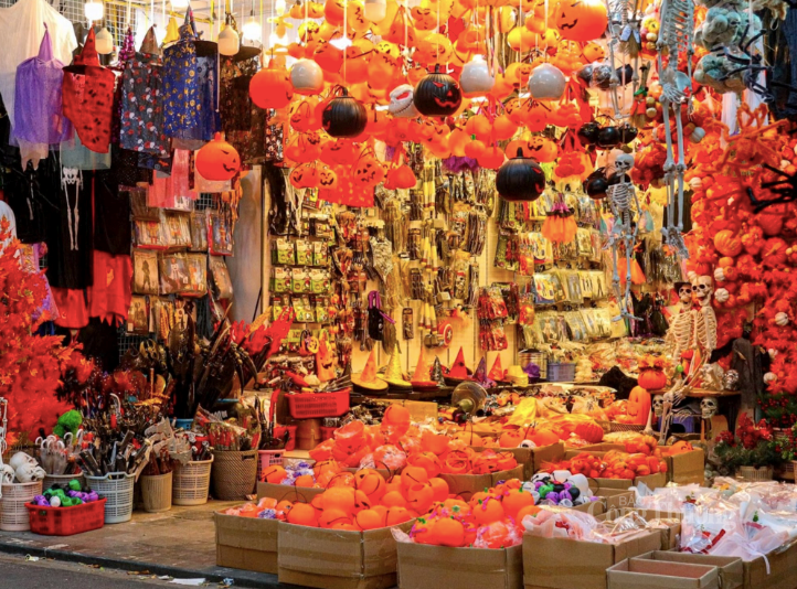 Phố Hàng Mã rực rỡ sắc màu với đồ chơi Halloween.