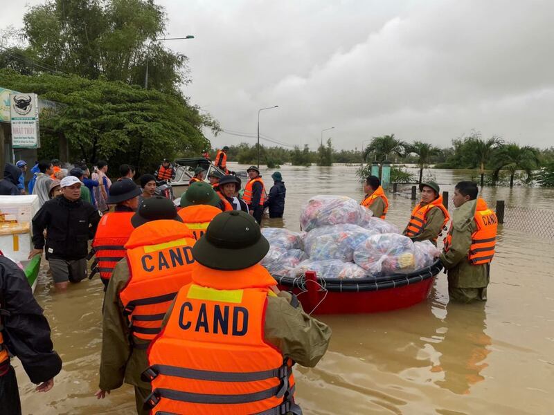 Hiện tại, những nơi bị cô lập đang được tiếp tế lương thực, nhu yếu phẩm để vượt qua khó khăn. Ảnh: Tuệ Lâm