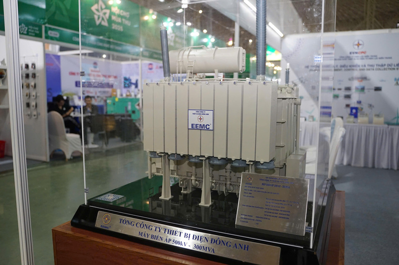 Máy biến áp 500 kV, công suất 300 MVA tại EEMC. Ảnh: Thu Hiền