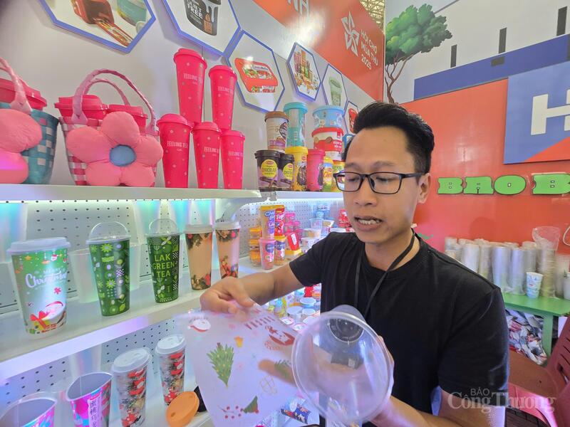 Ông Đoàn Đình Minh giới thiệu công nghệ ép nhãn trong sản phẩm