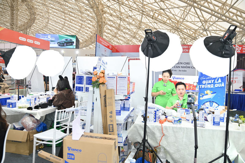 Tại nhiều gian hàng, những phiên livestream được các thương hiệu tổ chức ngay tại không gian của Hội chợ Mùa Thu lần thứ nhất - 2025.