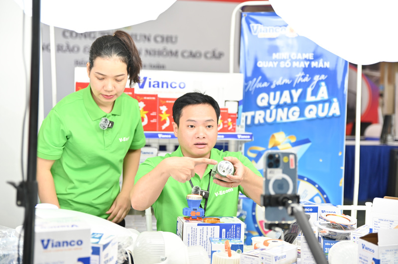 Hoạt động này không chỉ giúp các doanh nghiệp tại Hội chợ tăng doanh số trực tiếp mà còn xây dựng thương hiệu số bền vững.