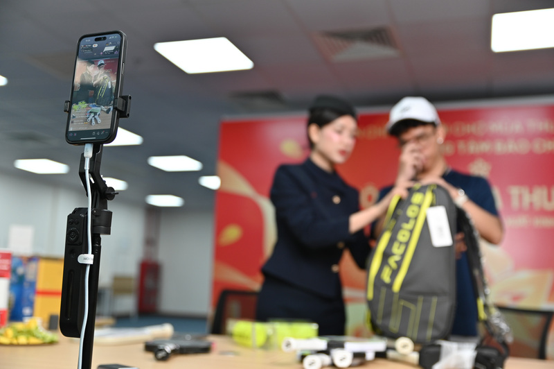 Khác với phương thức bán hàng thông thường, các phiên livestream này tập trung vào việc "kể chuyện thương hiệu bằng cảm xúc", mang đến trải nghiệm chân thực về nguồn gốc, quy trình sản xuất và chất lượng sản phẩm. Chính nhờ sự tương tác trực tiếp và uy tín của KOLs, nhiều phiên livestream đã thu hút hàng trăm nghìn lượt xem và ghi nhận con số hàng ngàn đơn hàng được chốt thành công chỉ sau vài giờ.