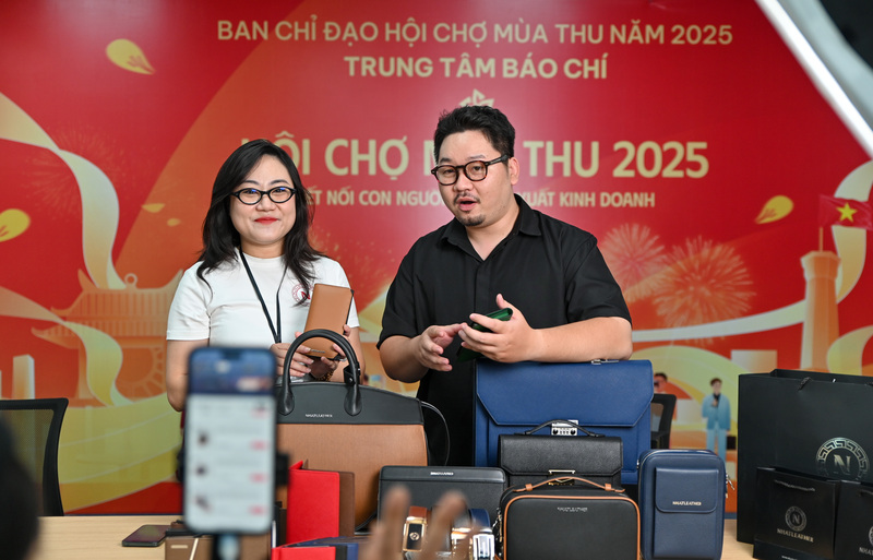 Không khí phiên livestream được phát trực tiếp trên kênh “Hội chợ Mùa Thu 2025”, do Báo Công Thương quản lý, vận hành theo chỉ đạo và phân công của Ban Tổ chức Hội chợ.