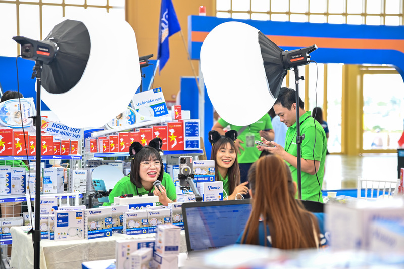 Một số đơn vị cho biết, đã có hàng ngàn đơn hàng những như hàng trăm lượt khách tới gian hàng trực tiếp trải nghiệm sản phẩm.