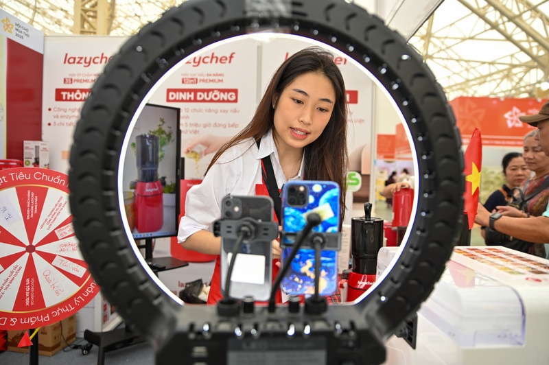 Các sản phẩm tại phiên livestream vô cùng phong phú, từ mặt hàng thực phẩm đến đồ gia dụng.