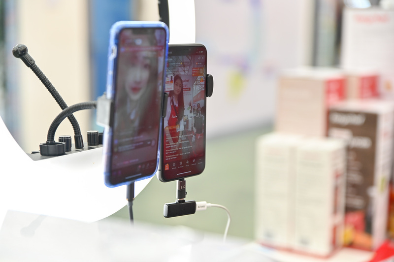 Nhiều phiên livestream thu hút hàng ngàn người vào xem cũng như chốt được hàng trăm đơn hàng.