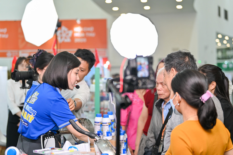 Các phiên livestream được xây dựng ngay tại hội chợ giúp nhãn hàng có thể tương tác được trực tiếp với người dân.