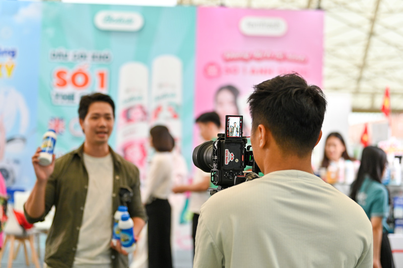 Các KOLs không chỉ livestream bán hàng mà còn thực hiện các video review, chụp ảnh check-in và chia sẻ cảm nhận chân thực về chất lượng sản phẩm OCOP, đặc sản vùng miền. Họ biến mỗi gian hàng thành một "sân khấu" hoặc "bối cảnh quay" độc đáo, mang đến những câu chuyện cảm xúc, thổi hồn vào sản phẩm.