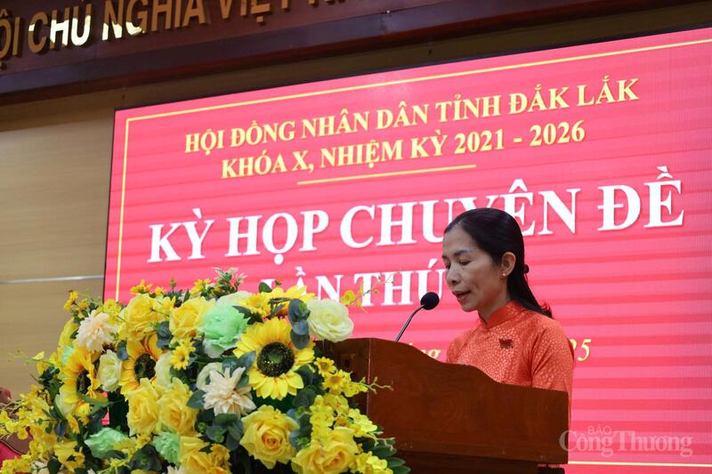 Bà Phan Thị Hà Phước - Trưởng Ban kinh tế Ngân sách, HĐND tỉnh Đắk Lắk báo cáo thẩm tra chuyển đổi mục đích sử dụng rừng. Ảnh: Vũ Long