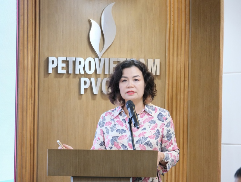 Bà Lê Thị Thu Hương, Phó Tổng Giám đốc, Phó Trưởng Ban chỉ đạo, Chủ tịch Hội đồng khoa học Tổng công ty trình bày nội dung chính Chương trình hành động về đột phá phát triển KHCN, ĐMST và CĐS giai đoạn 2025-2030 tại PVOIL (Ảnh PVOIL)