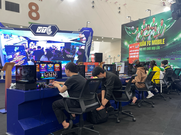 Du khách trải nghiệm Game PC tại gian hàng VTC Game.