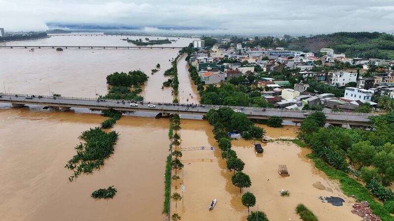 Nước lũ bủa vây Quảng Ngãi.