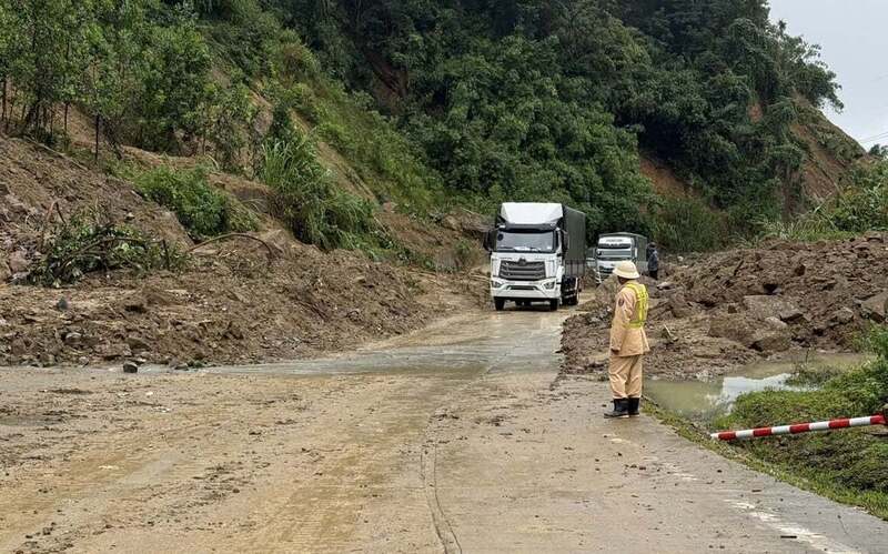 Chính thức thông xe 1 làn trên đèo Lò Xo, hàng chục phương tiện mắc kẹt nhiều ngày đã di chuyển ra khỏi khu vực sạt lở. Ảnh: Tuệ Lâm