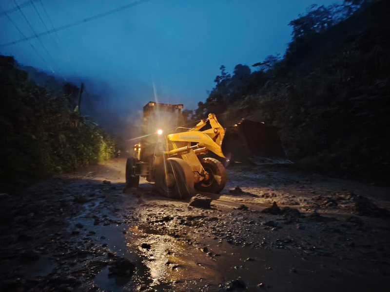 Lực lượng chức năng ngày đêm san gạt để thông tuyến giao thông huyết mạch. Ảnh: Tuệ Lâm