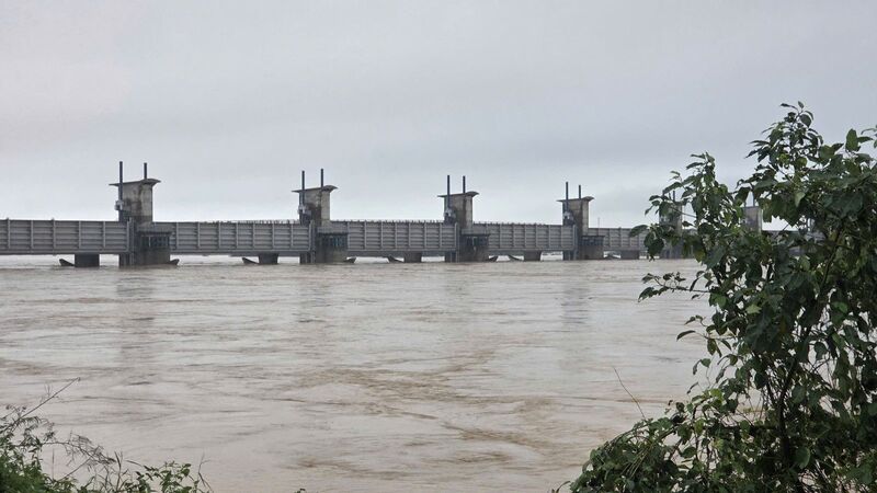 Chiều tối 29/10, nước sông vẫn lên rất nhanh.