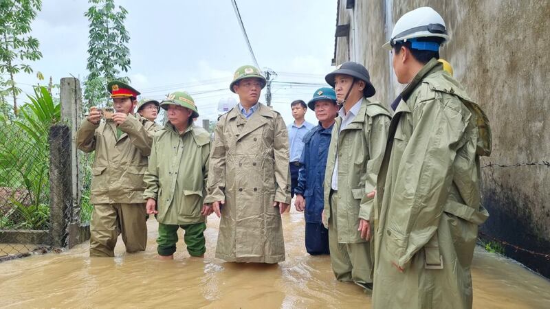 Chiều 29/10, Phó Chủ tịch UBND tỉnh Quảng Ngãi Đỗ Tâm Hiển đã đến kiểm tra và chỉ đạo ứng phó với lũ lụt nơi dân cư bị ngập sâu.