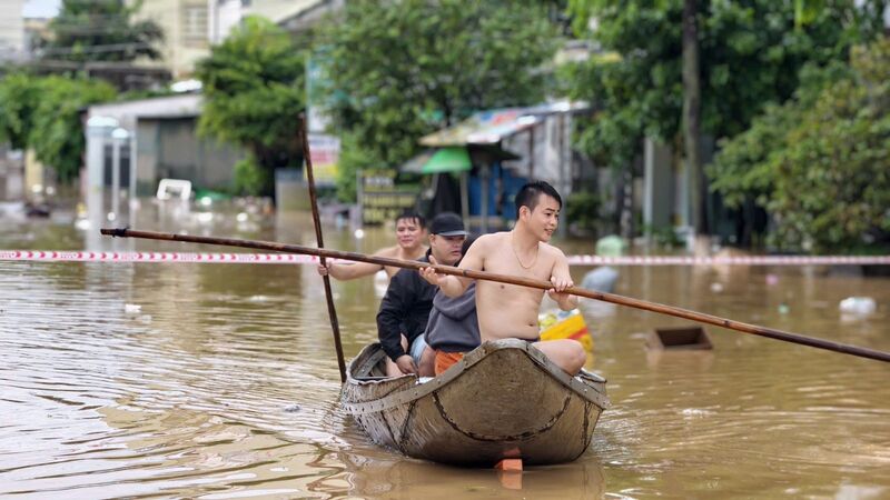 Nhiều người sử dụng ghe để di chuyển.