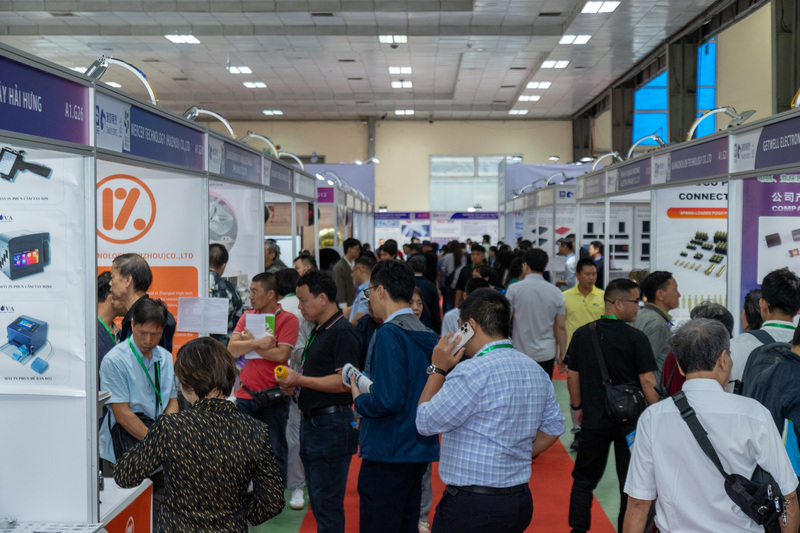 Triển lãm quy tự gần 300 doanh nghiệp. Ảnh: Thiên Trang