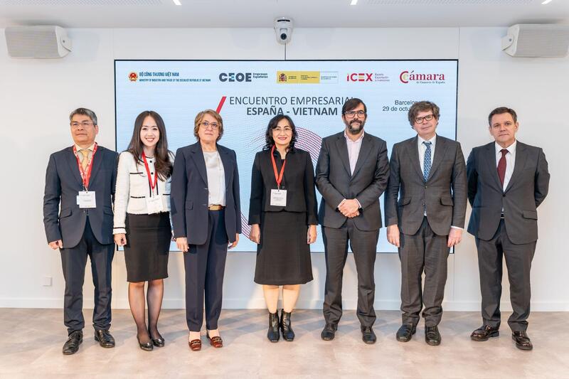 Thứ trưởng Phan Thị Thắng và Tổng Giám đốc Phòng Thương mại Tây Ban Nha - bà Immaculada Riera chụp ảnh chung với các đại biểu sau tọa đàm.
