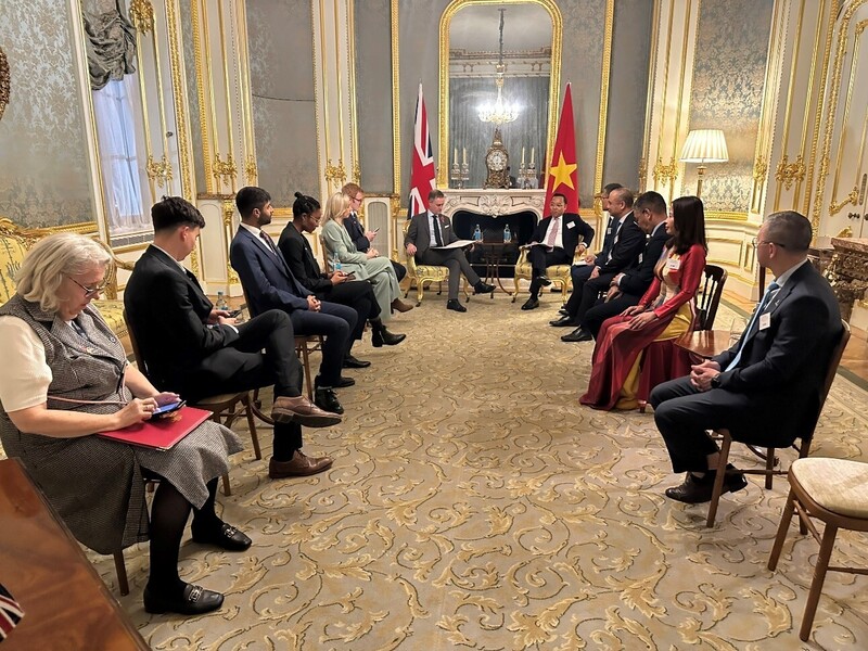 Thứ trưởng Bộ Công Thương Nguyễn Hoàng Long đã có buổi tiếp và làm việc song phương với Ngài Chris McDonald, Quốc vụ khanh phụ trách công nghiệp, Bộ Kinh doanh và Thương mại Vương quốc Anh.