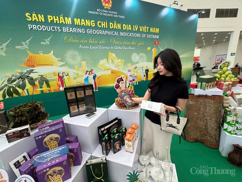 Anh Nguyễn Quốc Khánh (Hà Nội) cùng gia đình trải nghiệm các sản phẩm nông sản Việt Nam có chỉ dẫn địa lý.