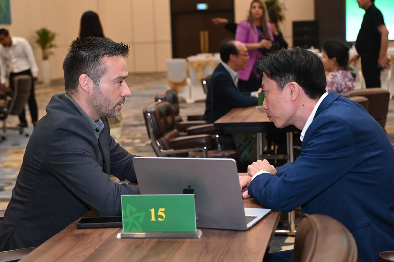 Hội chợ đã ghi nhận hơn 100 thỏa thuận hợp tác, biên bản ghi nhớ (MoU) được ký kết giữa các doanh nghiệp Việt Nam và đối tác quốc tế trong các lĩnh vực đầu tư, thương mại, chuyển giao công nghệ. Ảnh: Nam Nguyễn