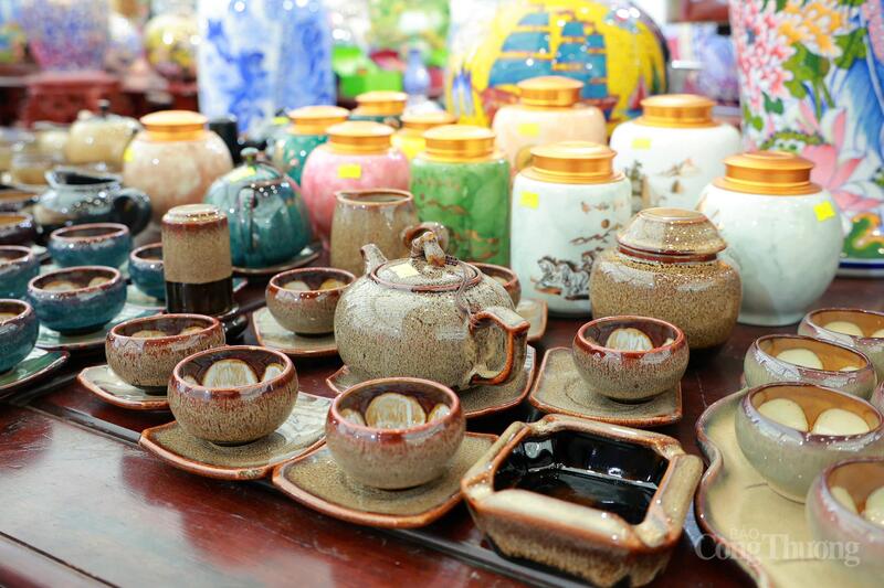 Bộ ấm chén gốm men tro và các sản phẩm gia dụng Bát Tràng mang vẻ mộc mạc, gần gũi nhưng vẫn tinh tế, thể hiện sự kết hợp hài hòa giữa truyền thống và thẩm mỹ hiện đại trong đời sống Việt. Ảnh: Quỳnh Trang